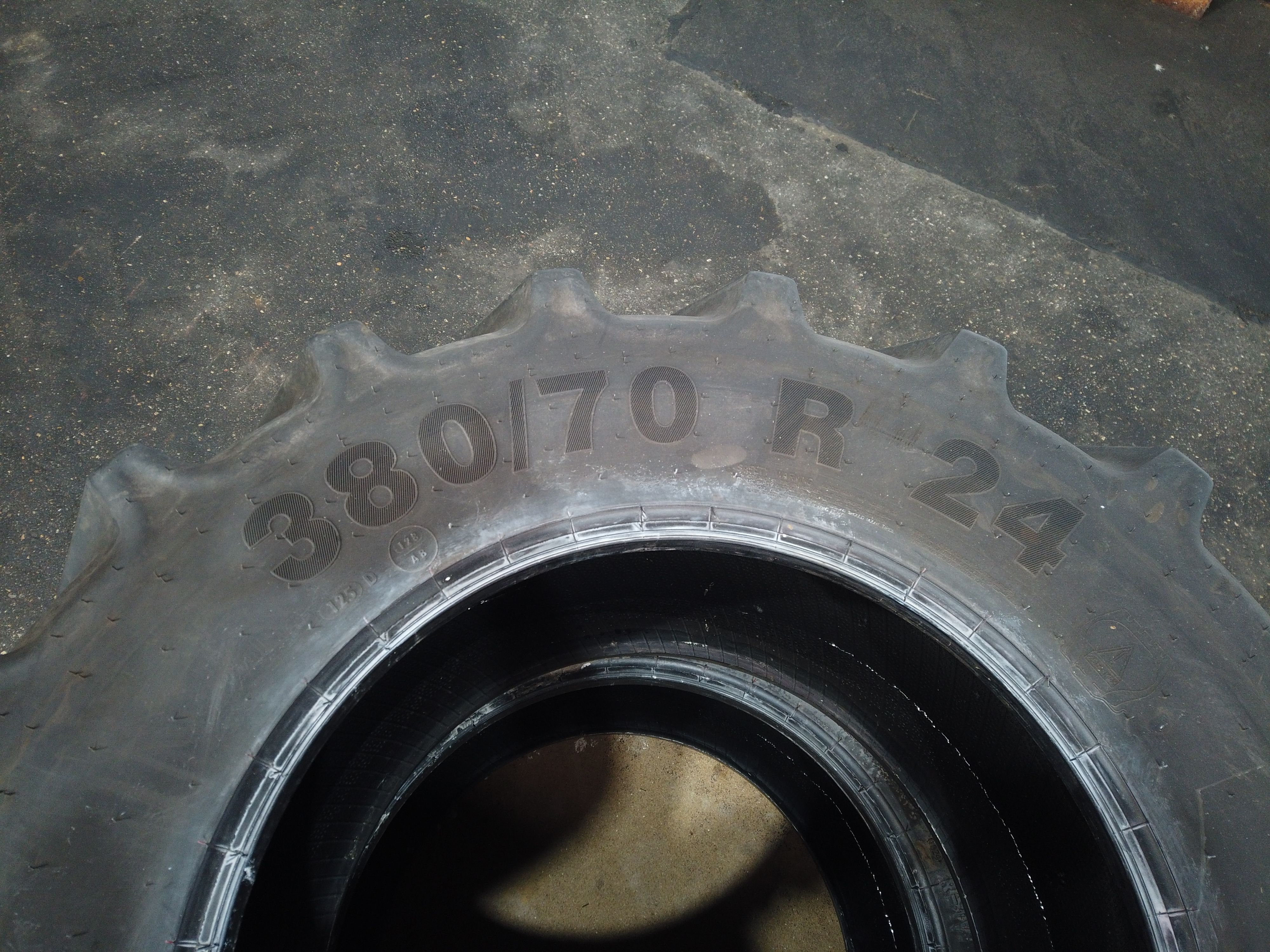 gebr. Räder 380/70 R24 Mitas, 2 St.