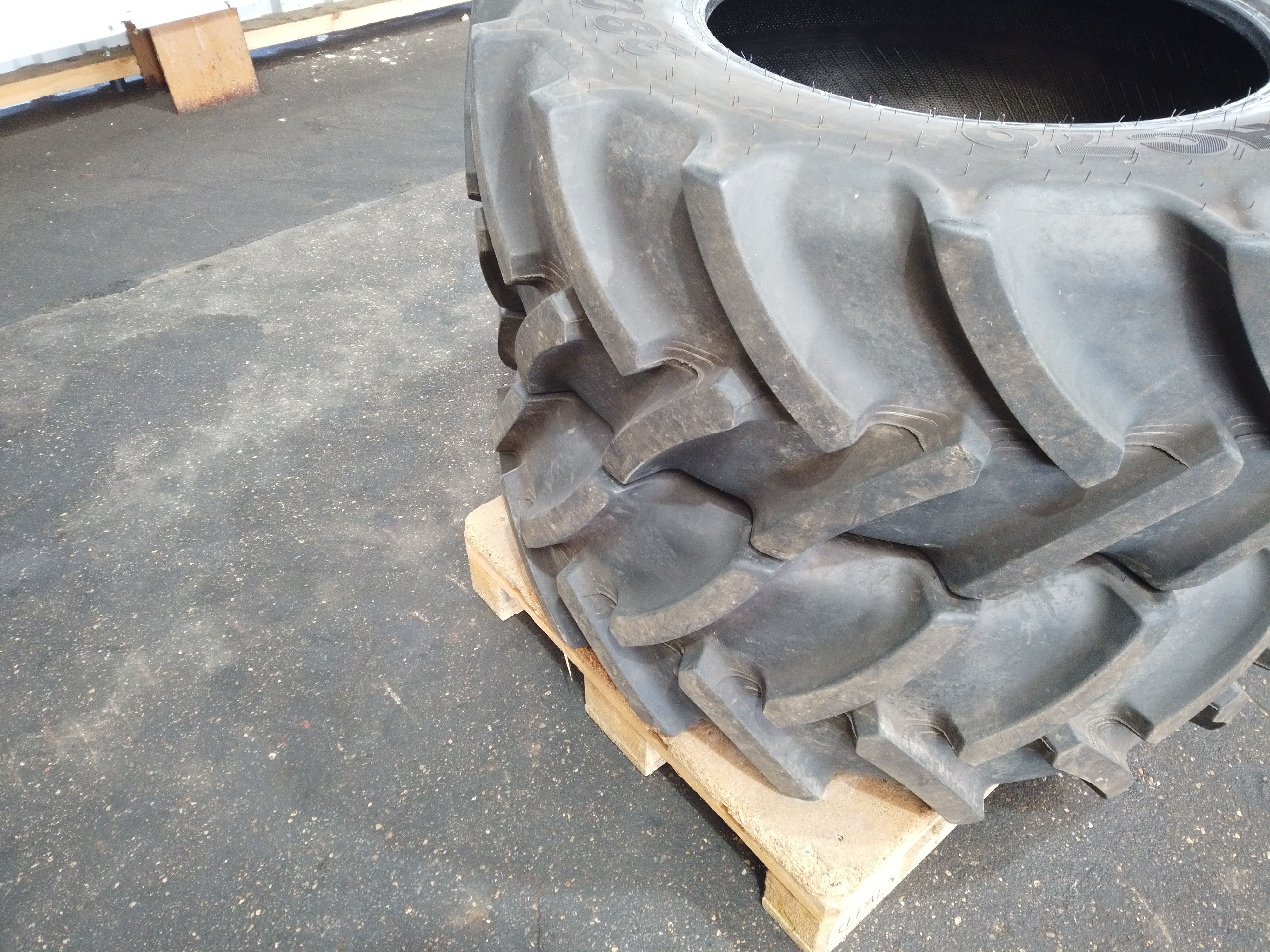 gebr. Räder 380/70 R24 Mitas, 2 St.